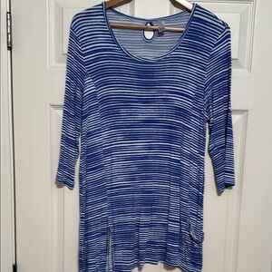 t/o Blue and White Tunic with 3/4 Sleeves and Fitted Style